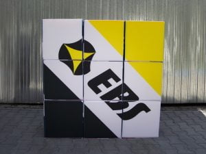 Logo EBS na kostkach reklamowych